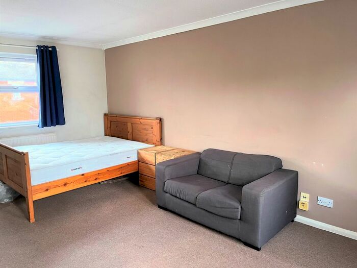 1 Bedroom Flat To Rent In Padbury Close, Bedfont, Feltham, TW14