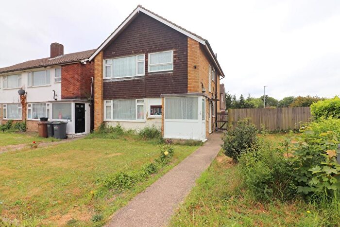 2 Bedroom Maisonette For Sale In Birchen Grove, Luton, Bedfordshire, LU2