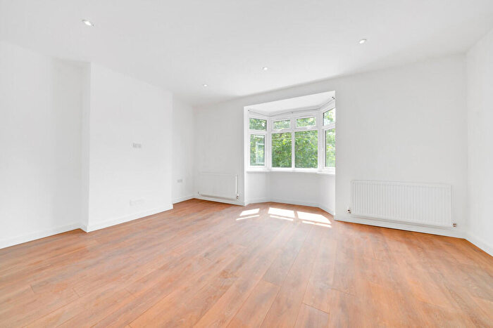 2 Bedroom Maisonette To Rent In Wood Lane, Dagenham, Essex, RM8