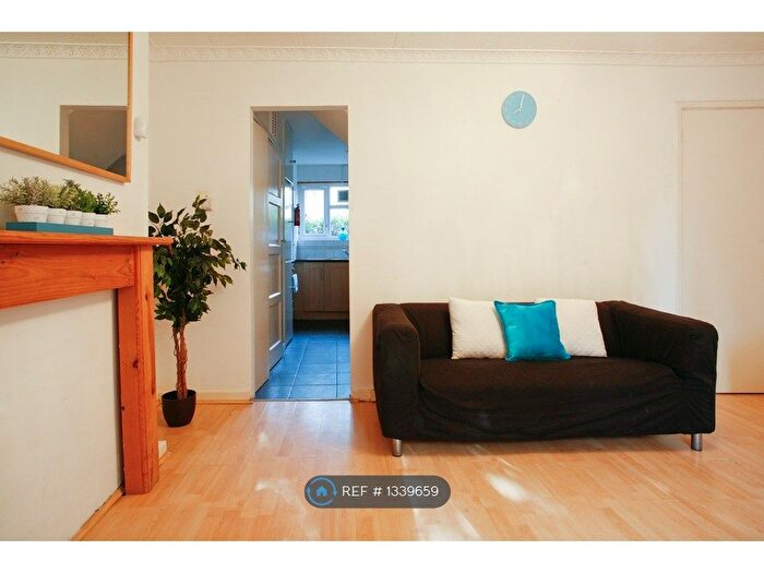 3 Bedroom Flat To Rent In Evelyn Court, London, N1