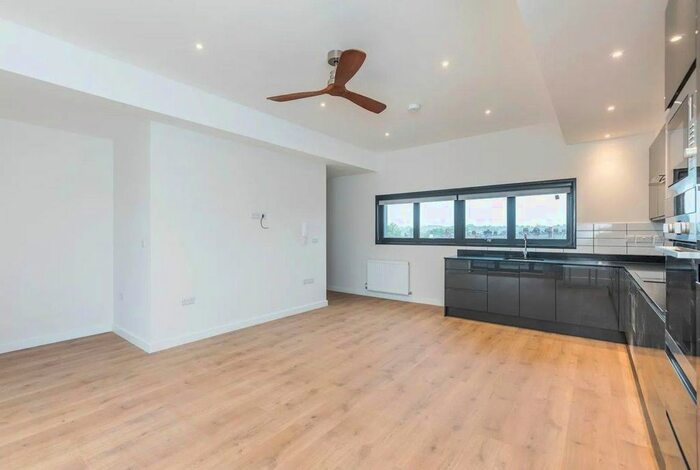 2 Bedroom Flat To Rent In Oaklands Road, Cricklewood, London, NW2