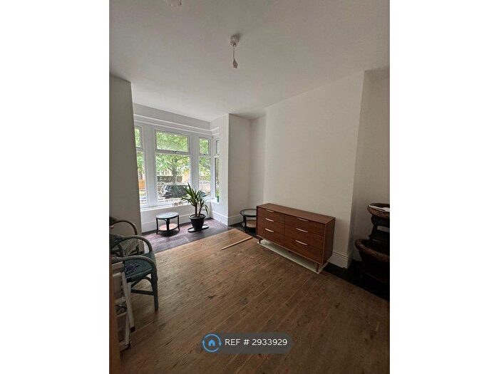 3 Bedroom Terraced House To Rent In Beechwood Grove, Bradford, BD6