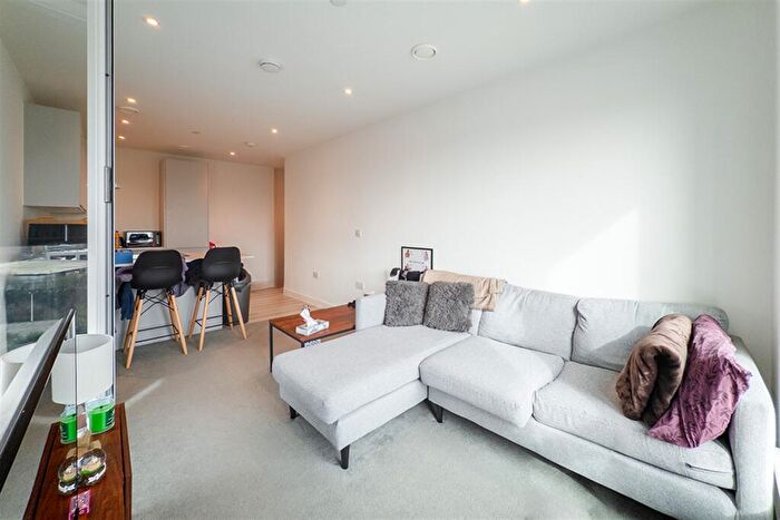 2 Bedroom Apartment To Rent In Old Trafford, M17