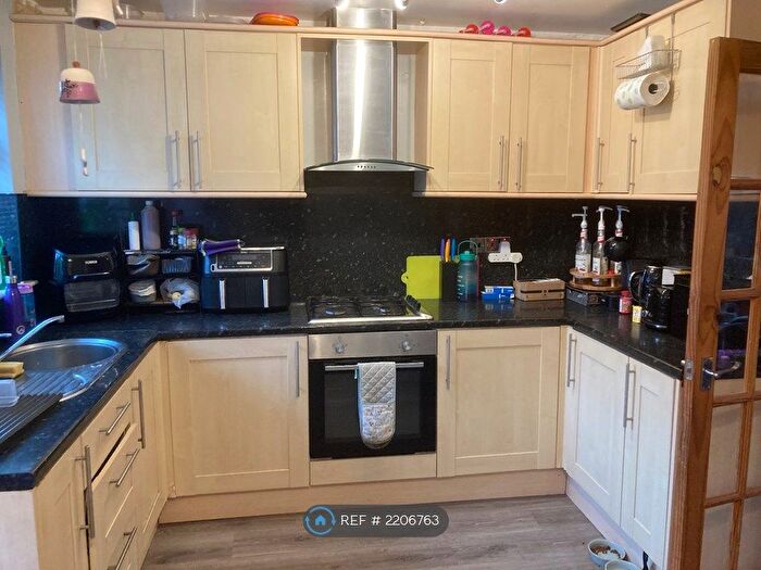 3 Bedroom End Of Terrace House To Rent In Chapel Lane, Armley, Leeds, LS12
