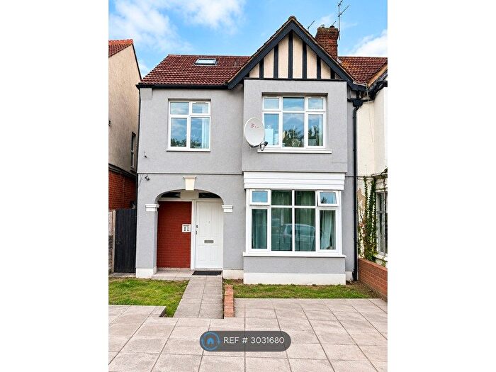 4 Bedroom Flat To Rent In Whitchurch Lane, Edgware, HA8