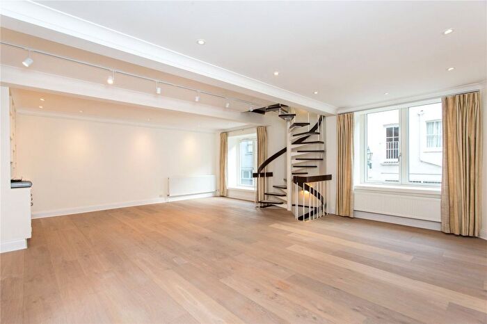 3 Bedroom Mews To Rent In Queen's Gate Mews, London, SW7