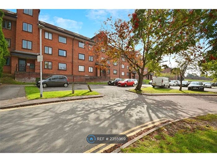 2 Bedroom Flat To Rent In Tippett Rise, Reading, RG2