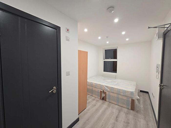 Studio To Rent In Queens Road, Southall, UB2