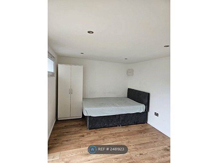 Studio To Rent In Anthony Way, Slough, SL1