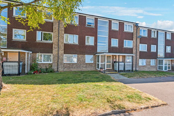 2 Bedroom Flat For Sale In Linden Close, Dunstable, LU5