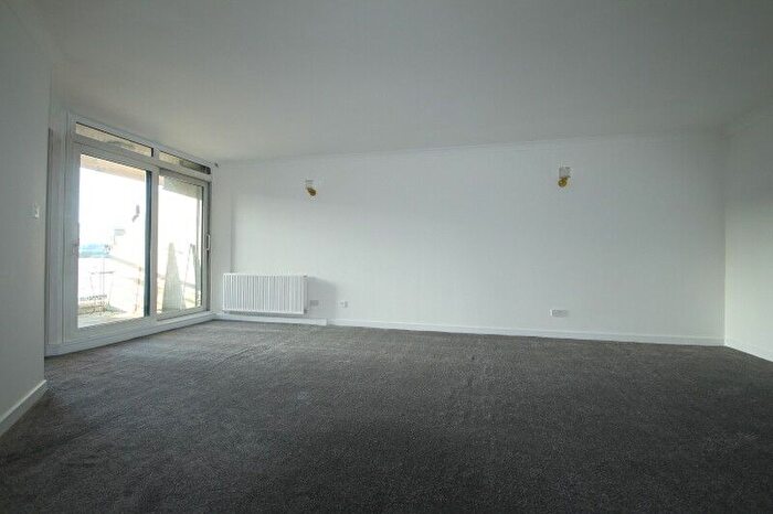 2 Bedroom Flat To Rent In Astoria Court, Croydon, Croydon, CR8