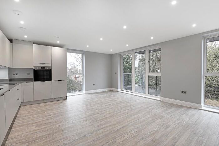 2 Bedroom Flat To Rent In Uxbridge Road, Hatch End, Pinner, HA5