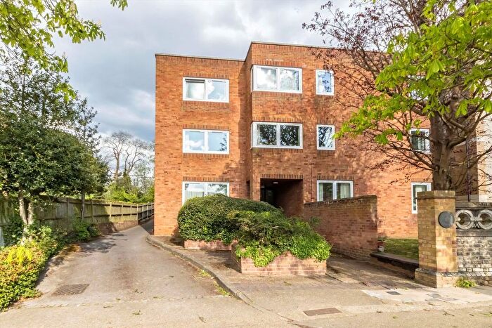 1 Bedroom Flat To Rent In Avenue Elmers, Surbiton, KT6