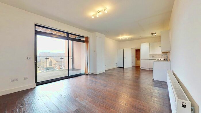 3 Bedroom Flat To Rent In Ballards Lane, London, N12