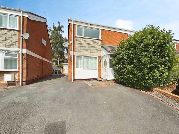 3 Bedroom Semi-Detached House For Sale In Oulton Close, Kidderminster, DY11