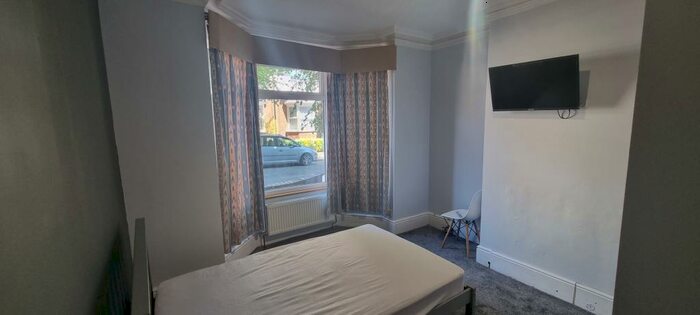 1 Bedroom Town House To Rent In St. Peters Avenue, Kettering, NN16