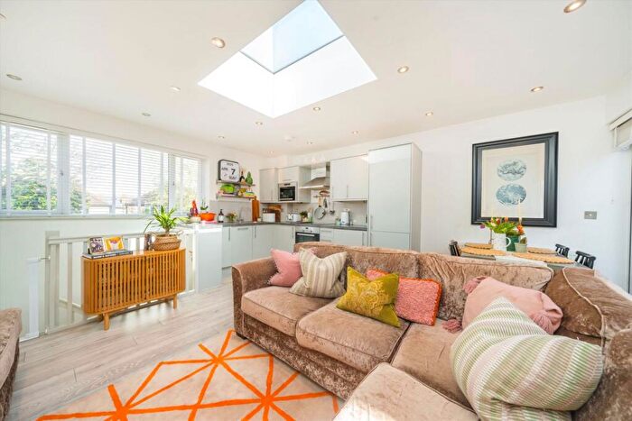 1 Bedroom Flat For Sale In Ewell Road, Surbiton, KT6