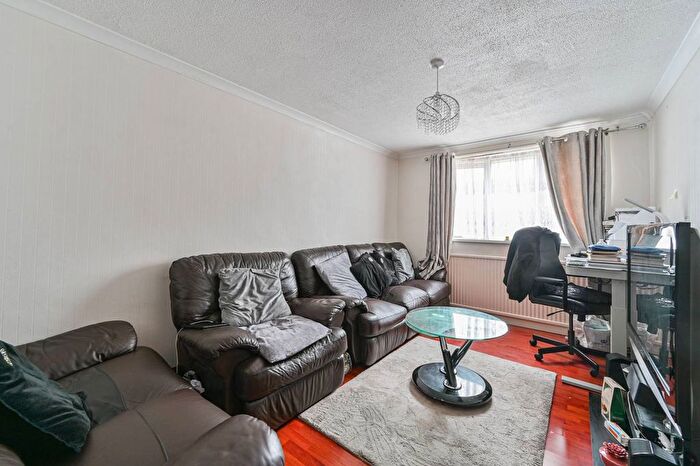 2 Bedroom Flat To Rent In Yeoman Close, West Norwood, London, SE27