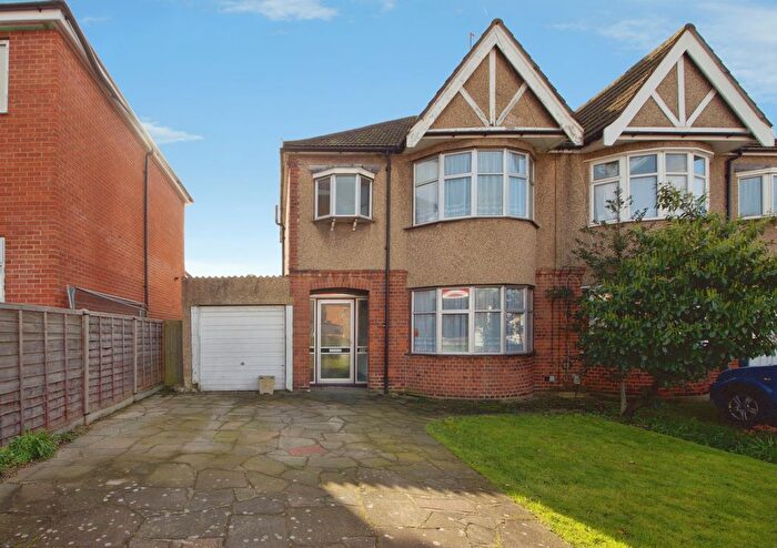 3 Bedroom Semi Detached House For Sale In Brentwood Road, Romford, RM1