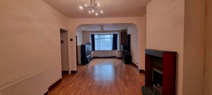 3 Bedroom Semi-Detached House To Rent In Garrick Road, Greenford, UB6