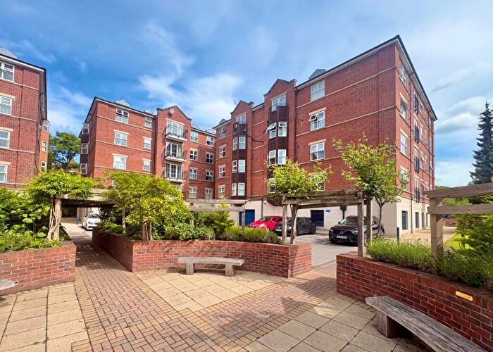 3 Bedroom Flat To Rent In Carisbrooke Road, West Park, Leeds, LS16