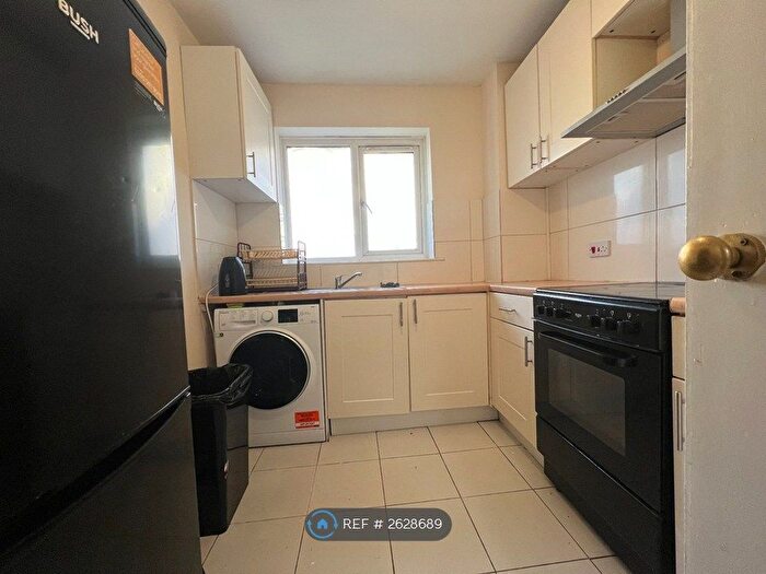 2 Bedroom Flat To Rent In Cromarty Court, London, SW2