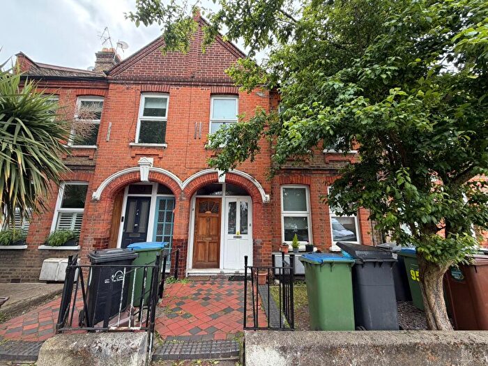 2 Bedroom Flat To Rent In Winns Avenue, E17