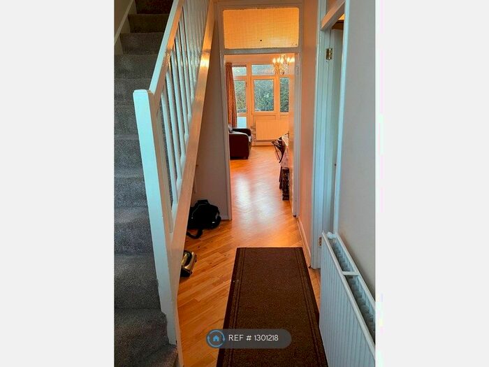 2 Bedroom Flat To Rent In Barringer Square, London SW17