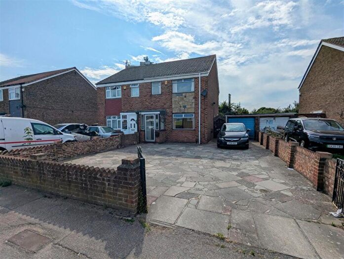 3 Bedroom Semi-Detached House To Rent In Northview Avenue, Tilbury, RM18