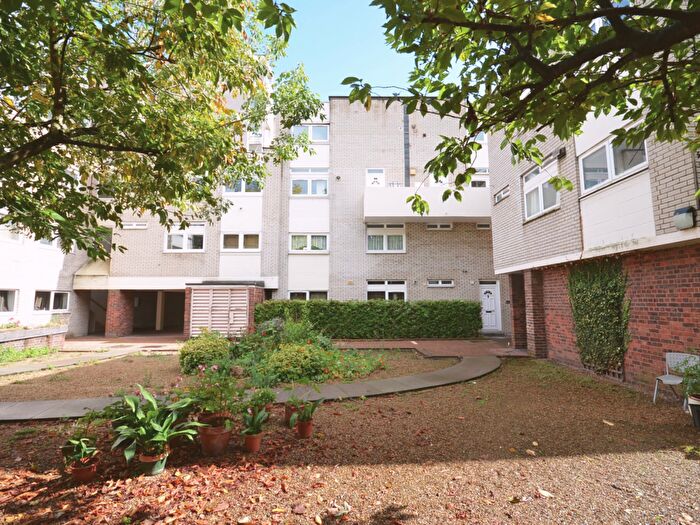 3 Bedroom Flat To Rent In Bloomsbury Close, London, W5