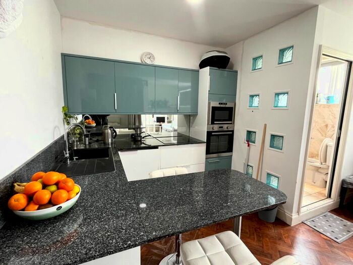 Studio To Rent In Vale Road, London, N4