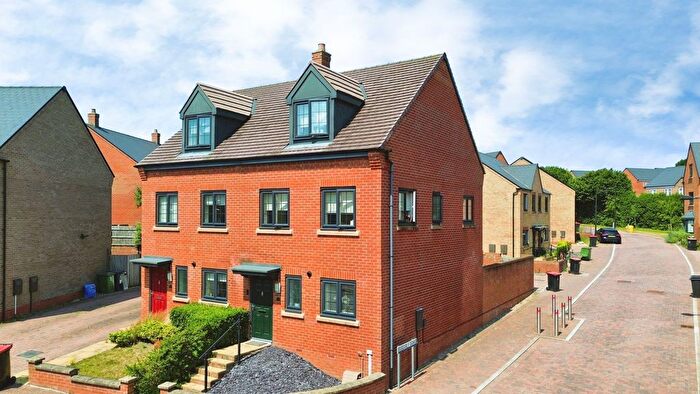 3 Bedroom Semi-Detached House For Sale In Kiln Close, Telford, TF4