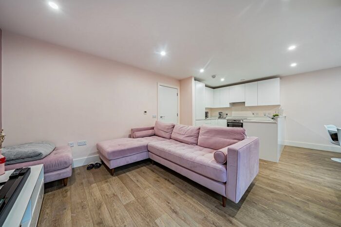 2 Bedroom Flat To Rent In Lamb Walk, London, SE1