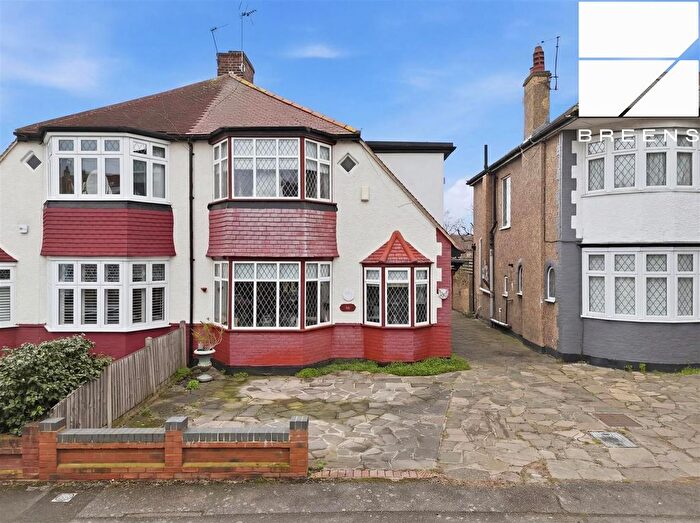 3 Bedroom Property For Sale In The Bramblings, London, E4