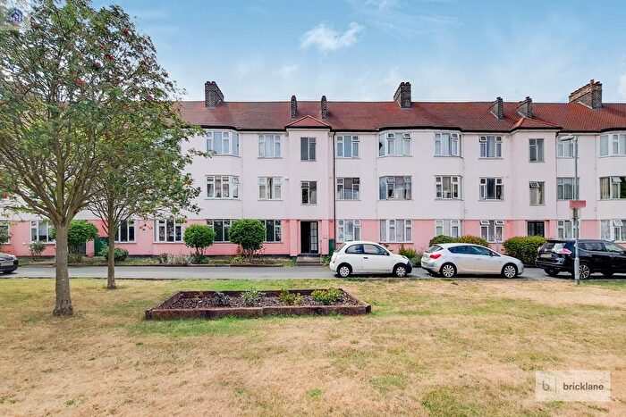 2 Bedroom Flat To Rent In Robins Court, London, SE12