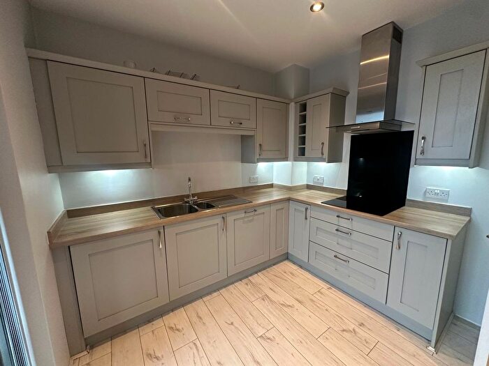 2 Bedroom Flat To Rent In South Quay, Liverpool, L3