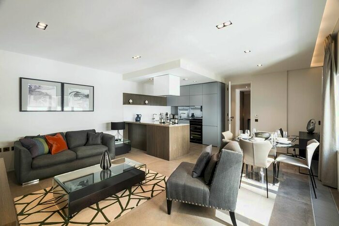 2 Bedroom Flat To Rent In Babmaes Street, Mayfair, London, London Borough Of Westminster, SW1Y