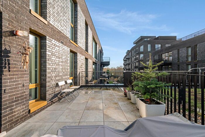 3 Bedroom Flat For Sale In Lewis House, Brentford, TW8