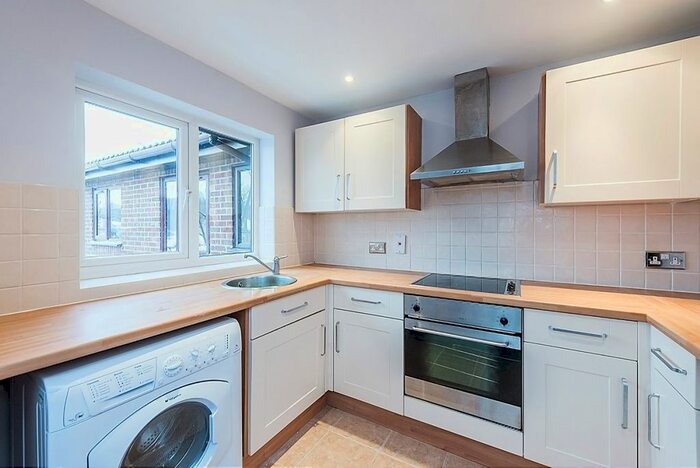 1 Bedroom Flat To Rent In Therfield Road, St.Albans, AL3
