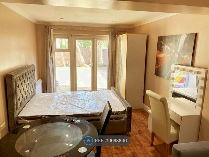 Studio To Rent In Stratford, London, E15