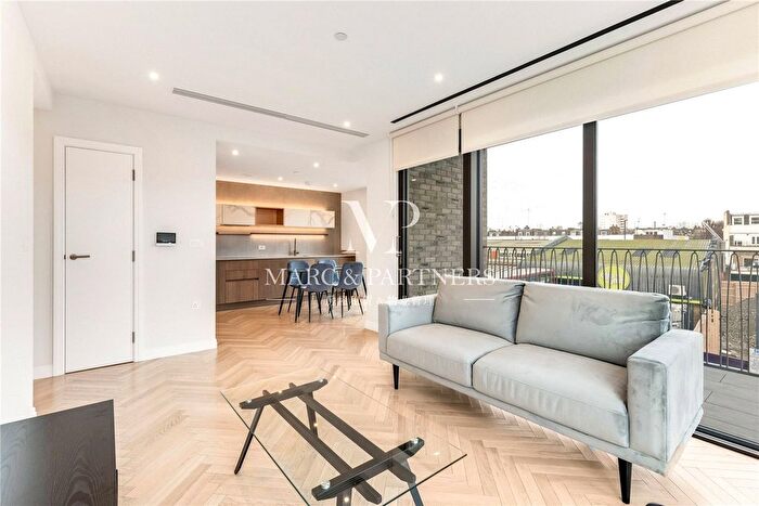 2 Bedroom Flat To Rent In Hampton House, King's Road Park, London, SW6
