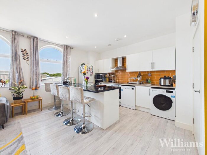 3 Bedroom Flat For Sale In Alton Mews, Aylesbury, HP19