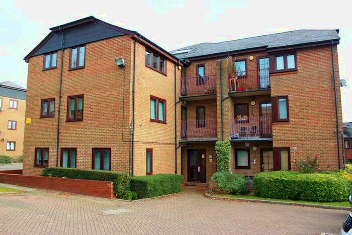 2 Bedroom Flat To Rent In Cedar Close, Buckhurst Hill, IG9