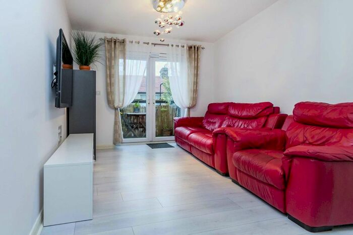 2 Bedroom Flat To Rent In Featherstone Road, Southall, UB2