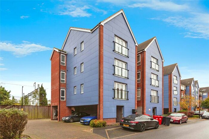 2 Bedroom Flat For Sale In Chadwick Road, Slough, Berkshire, SL3