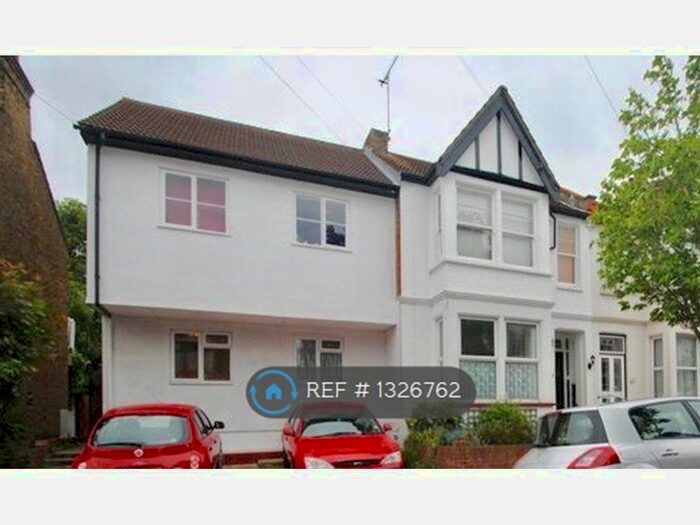 2 Bedroom Flat To Rent In Leigh Hall Road, Leigh On Sea SS9