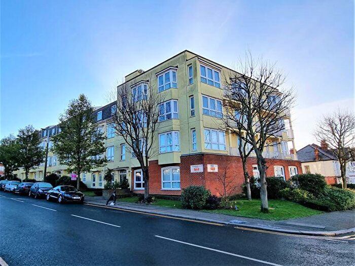 1 Bedroom Flat For Sale In Station Road, Westcliff-On-Sea, SS0