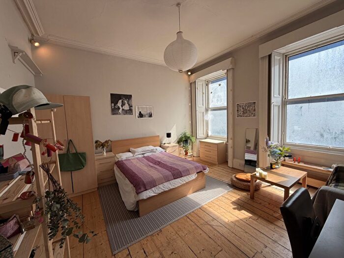 3 Bedroom Flat To Rent In Morrison Street, Edinburgh, EH3