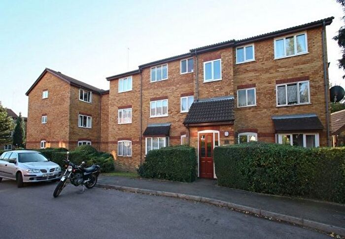 1 Bedroom Flat To Rent In Laburnum Close, London, N11