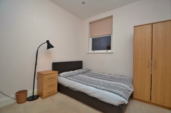 2 Bedroom Flat For Sale In Hollin Lane, Far Headingley, Leeds, LS16
